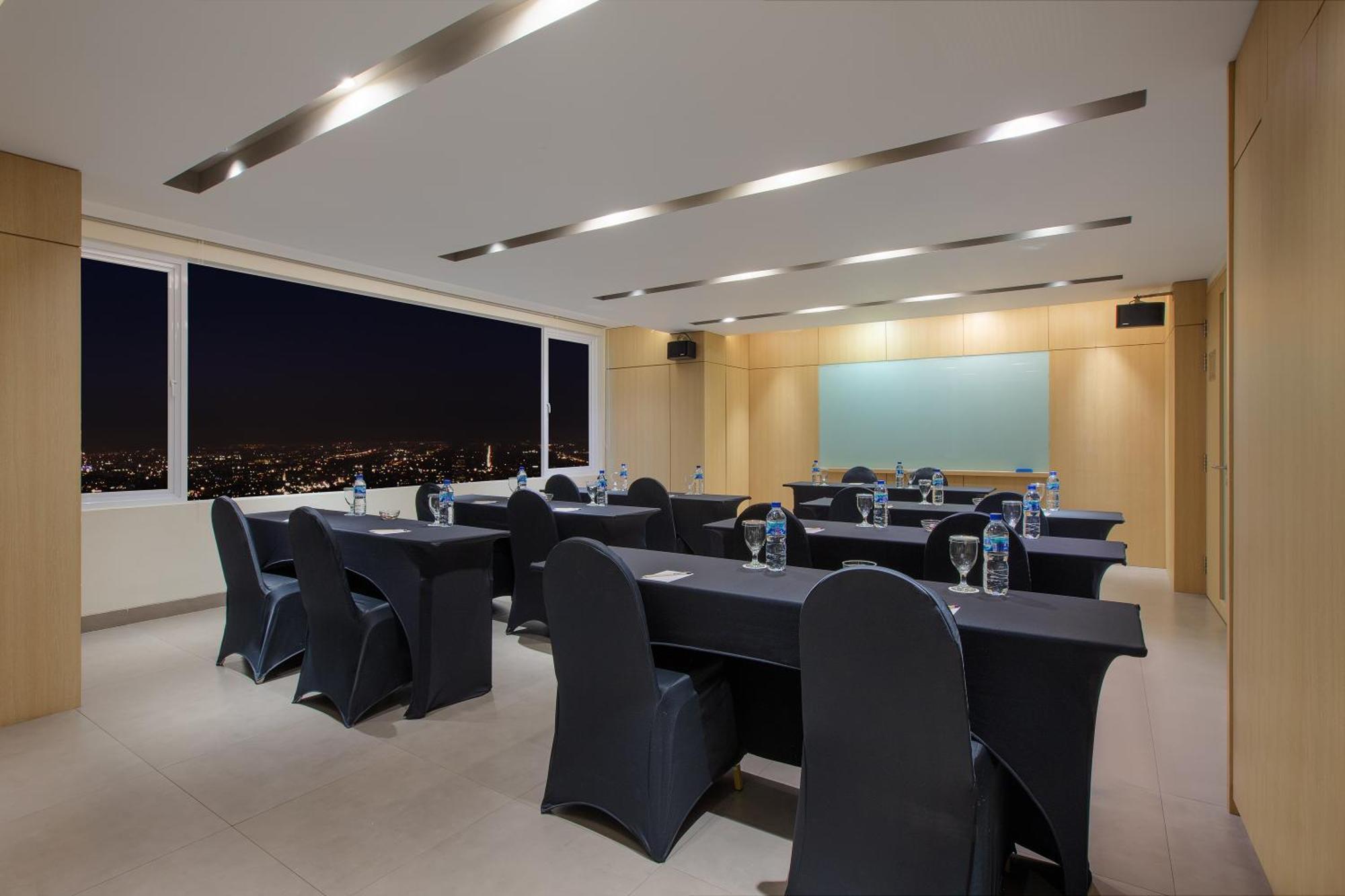 Aveta Hotel Malioboro Yogyakarta Extérieur photo